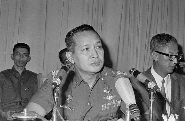 Ketua Presidium Kabinet Letjen Soeharto sedang mengumumkan Kabinet Ampera I, Juli 1966