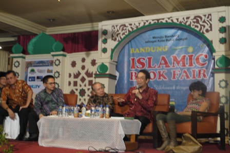 Prof. Dr. Sri Edi Swasono dalam Bedah Buku "34 Mantan Wartawan Istana Bicara Pak Harto" di Bandung 