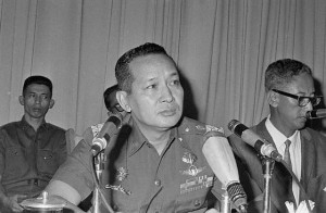 Ketua Presidium Kabinet Letjen Soeharto sedang mengumumkan Kabinet Ampera, 1 Juli 1966